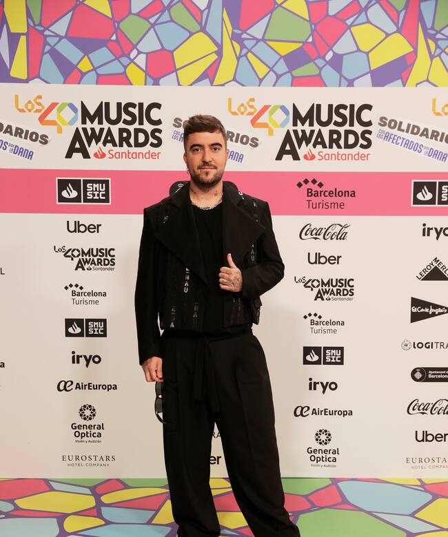 El sevillano ha sido otro de los artistas que ha posado con un total look, acompañado de unas gafas de sol con las que cuidarse los ojos. ¡Esta noche deslumbran nuestras estrellas!